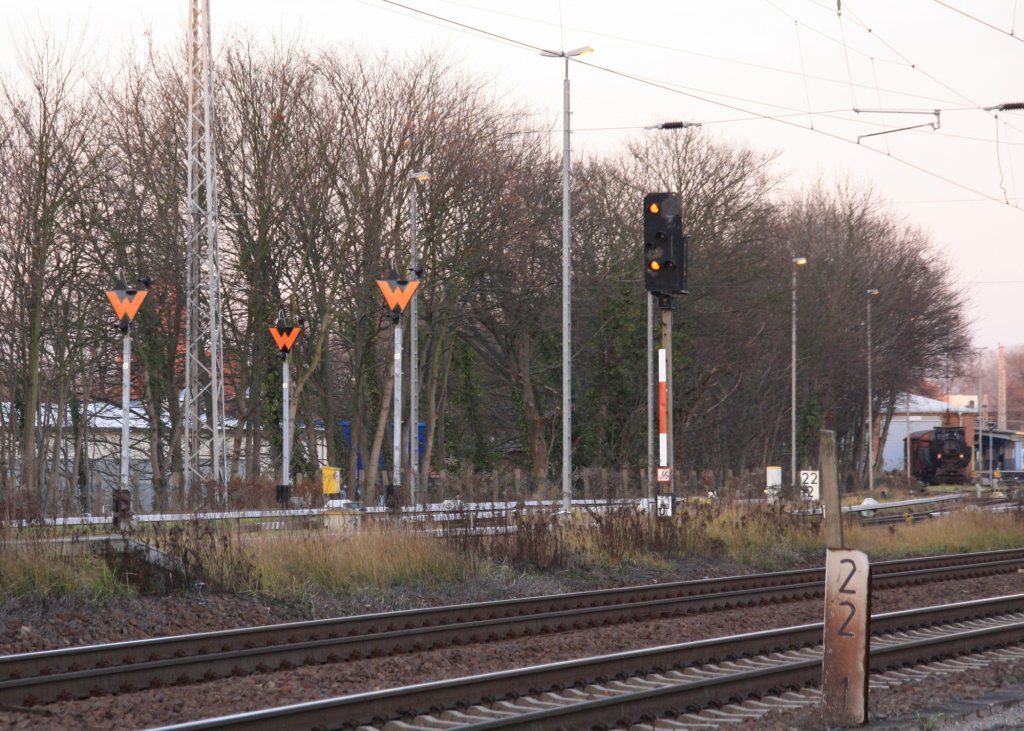 22.11.2012 Bernau bei Berlin. Wartezeichen und Einfahrsignal des S-Bahnhofs