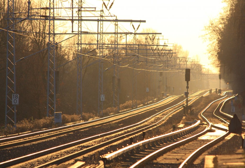 22.11.2012 Sonnenuntergang in Zepernick. Die Erhebung hinter dem S-Bahn Einfahrsignal ist der Panke-Durchlass