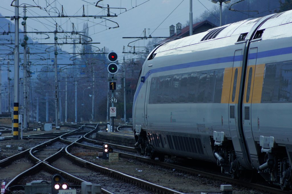 22.1.2010 steht Zug 51 mit einem ETR 610 in Domodossola Abfahrbereit in richtung Milano Centrale. Dieser Zug gehrt der Firma FS, welche alle in den alten Farbe belassen wordens sind.