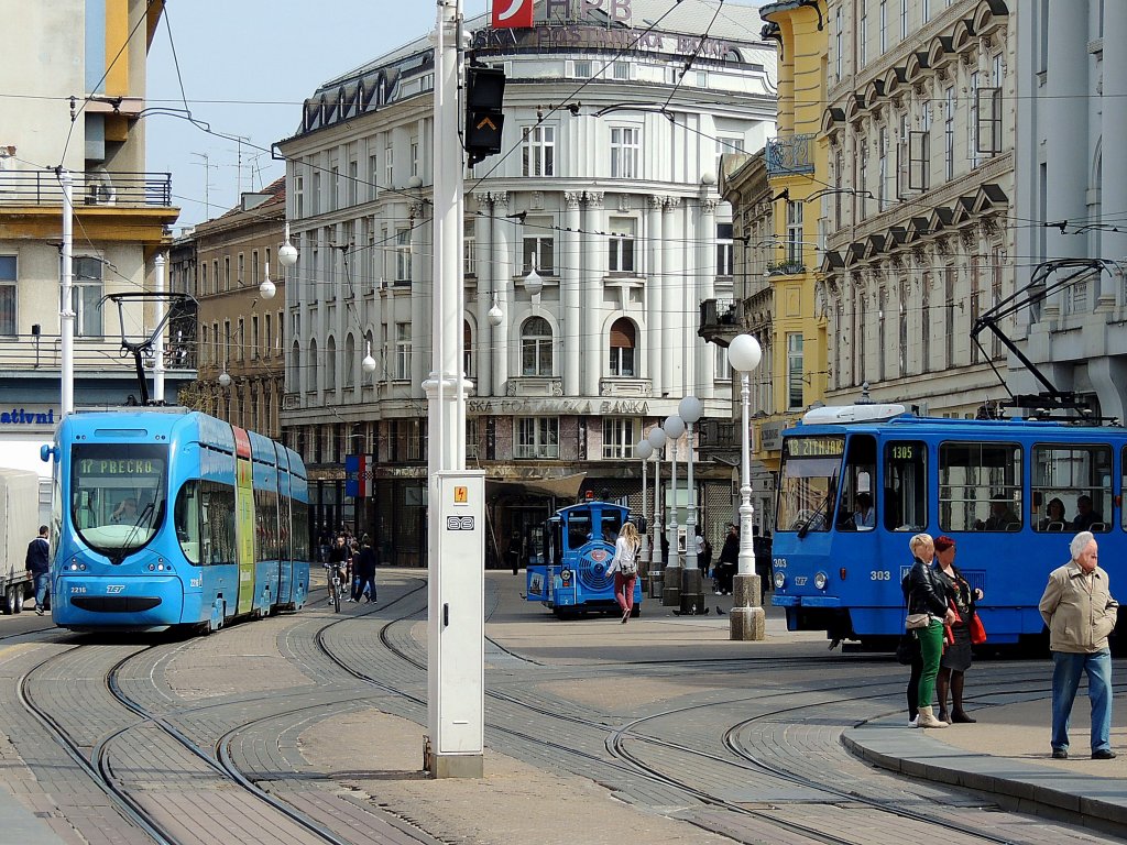 2216 als L17-Precko gew�hrt der Stra�enbahn 303 in Zagreb die Vorfahrt; 130420