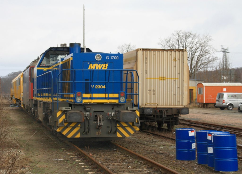 2.2.2013 Rathenow. Vossloh´s 2304 abgestellt mit Re 421 und Schienenschleifzug abgestellt.
