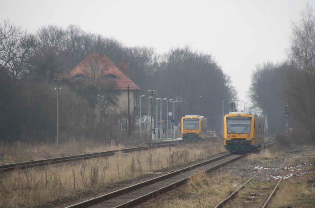22.2.2012 Neutrebbin. 2 ODEG´s bei der Kreuzung. Das Bahnhofsgleis ganz rechts ist bereits nicht mehr befahrbar.