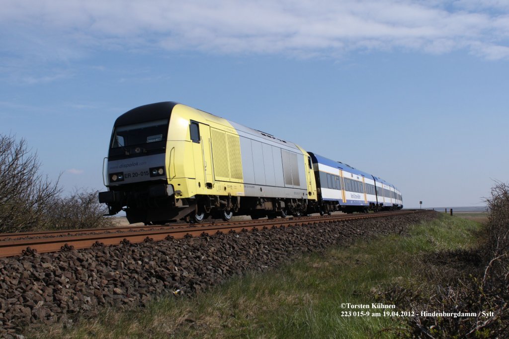 223 015-9 am 19.04.2012 auf dem Weg nach Westerland / Sylt (Hindenburgdamm)