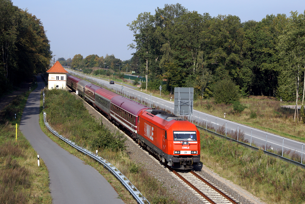 223 057-1 alias WLE 23 passiert am 2.10.2011 mit einem umgleiteten  Suferzug  Richtung Ruhrgebiet das ehemalige Stellwerk Bls des Bahnhofs Lbeck-Blankensee. 