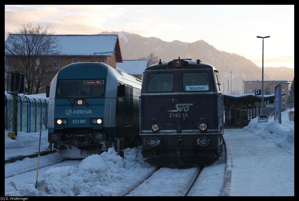 223 061 und 2143.18 am 03. Januar 2011 im Bahnhof Immenstadt.