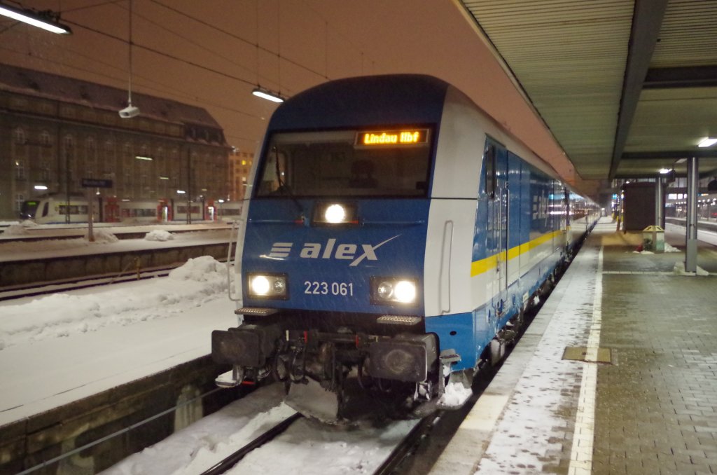 223 061 mit ALEX nach Lindau Hbf am 15.02.2013 in Mnchen Hbf. 