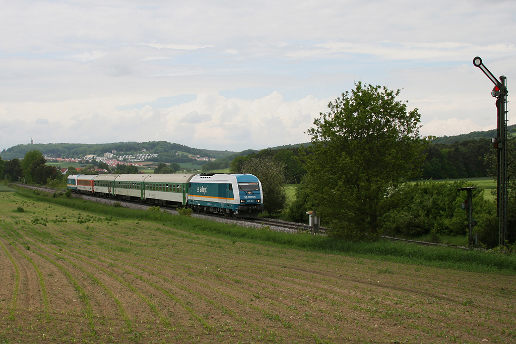 223 063 und 223 068 am Zugschluss befrdern einen Alex von Nrnberg Richtung Tschechien, aufgenommen am 28.05.2010 bei Hiltersdorf.