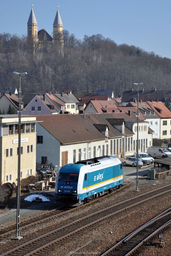 223 063 (92 80 1223 063-9 D-VBG) wartet am 08.03.2013 auf ihren Zug in Schwandorf