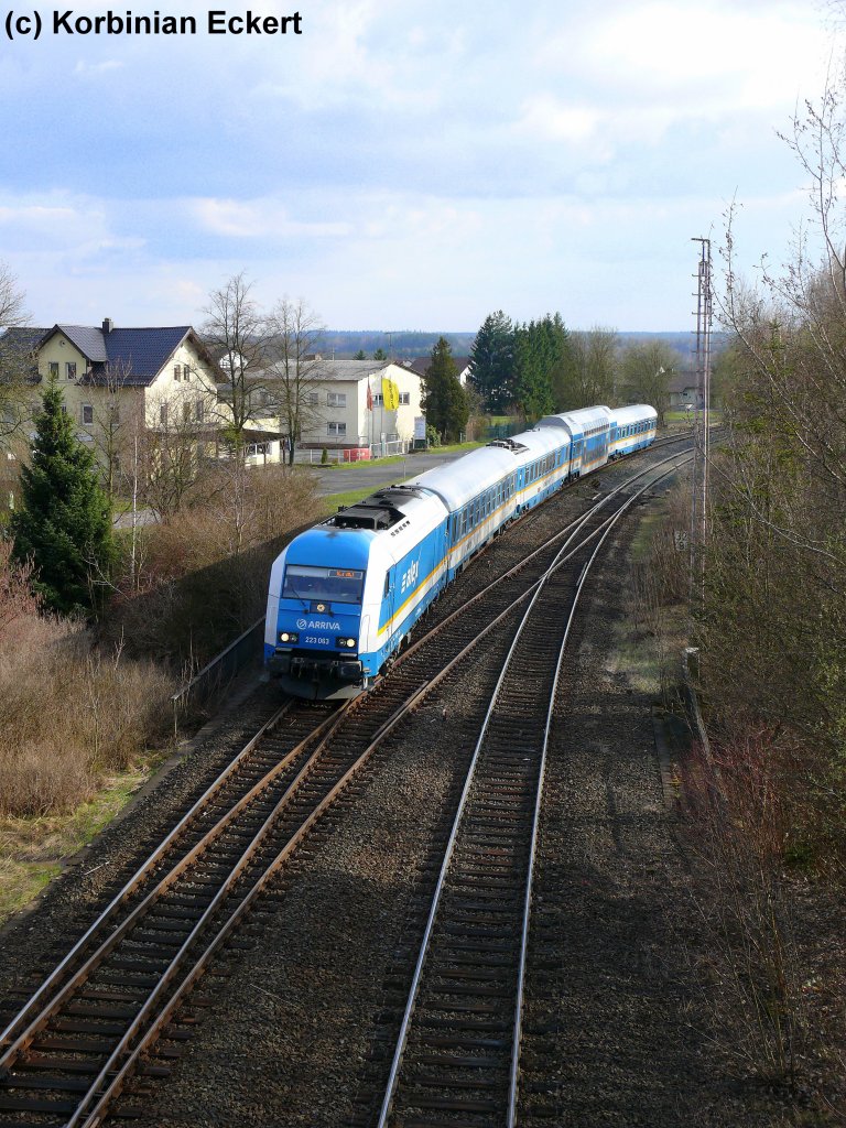 223 063 mit dem ALX 87010 kurz vor Wiesau (Oberpf), 11.04.2010