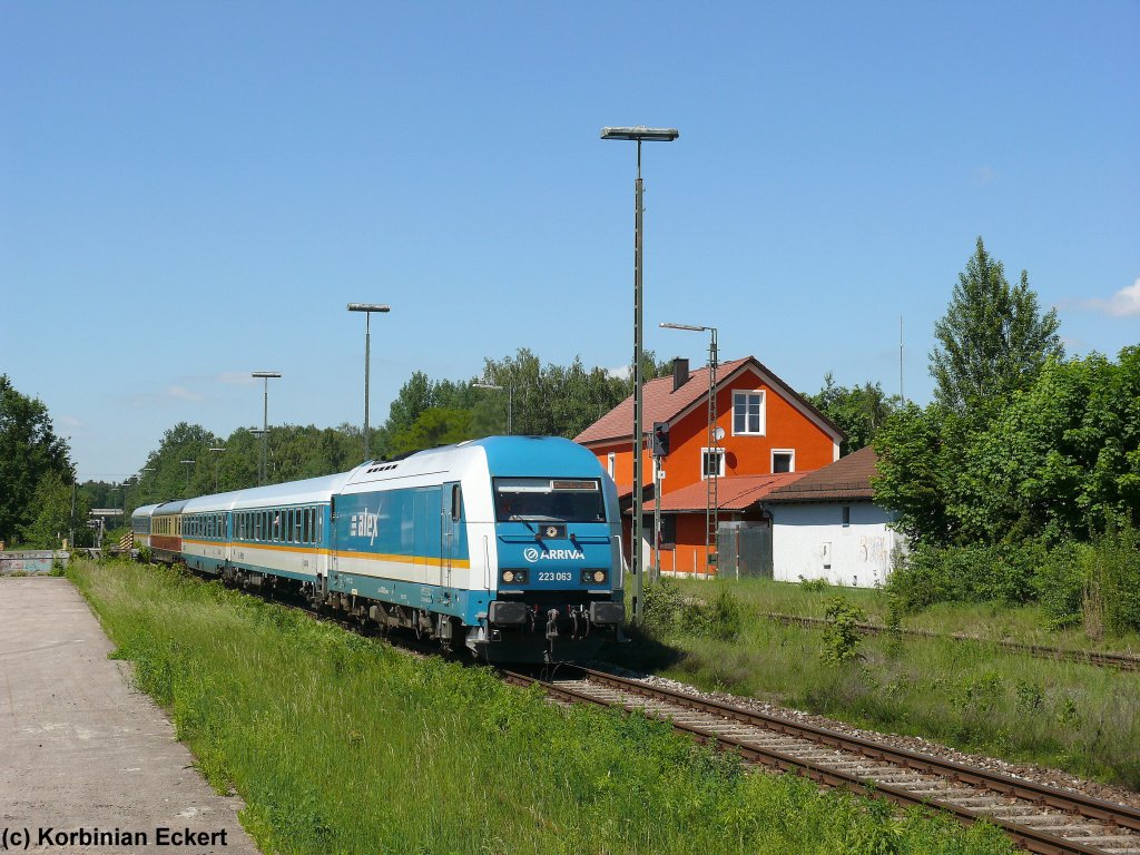 223 063 mit dem ALX 87015 Richtung Mnchen Hbf bei der Durchfahrt in Klardorf, 04.06.2010