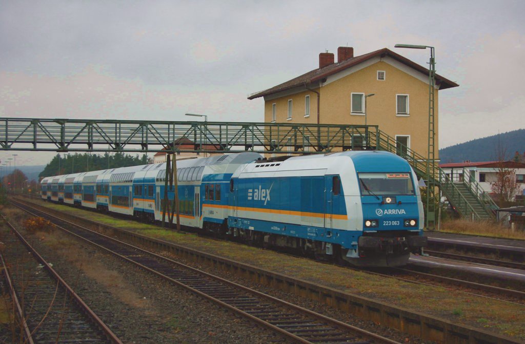 223 063 mit DPN 19990 am 17.11.2009 in Wernberg-Kblitz. Erste offizielle Fahrt mit den neuen Doppelstockwagen. (Bild wurde digital optimiert)