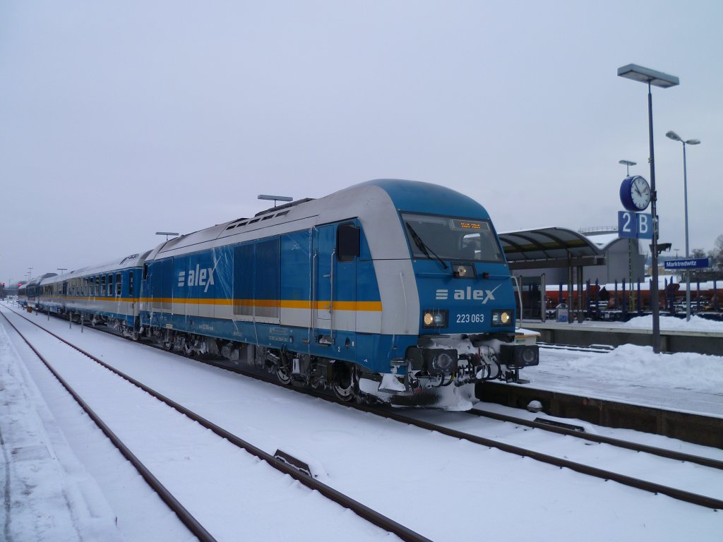 223 063 steht mit dem ALX am 18.01.13 in Marktredwitz Richtung Hof.