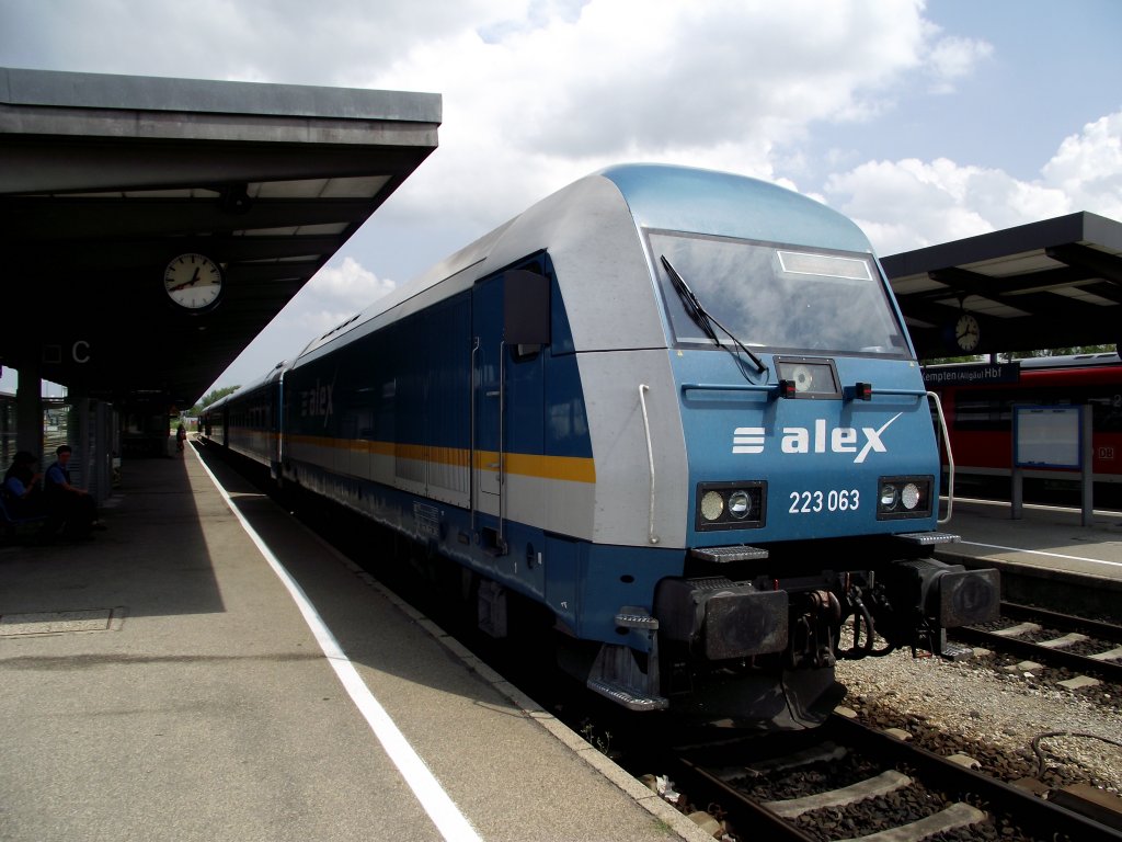 223 063 steht mit Netinera ALEX nach Lindau Hbf in Kempten Hbf am 24.07.13