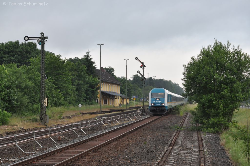 223 064 mit ALX357 am 31.05.2012 in Freihls. Aufgrund einer Gleiserneuerung im durgehenden Hauptgleis 2 wurde der Zug ausserplanmig ber das Ausweichgleis 3 gleitet.