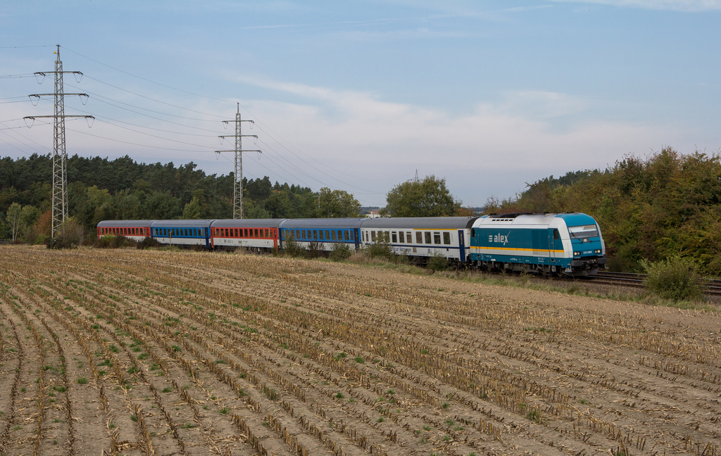 223 065 hatte am 6.Oktober 2012 den R/ALX 352 von Prag nach Mnchen am Haken.
Das Bild entstand nrdlich von Regenstauf.