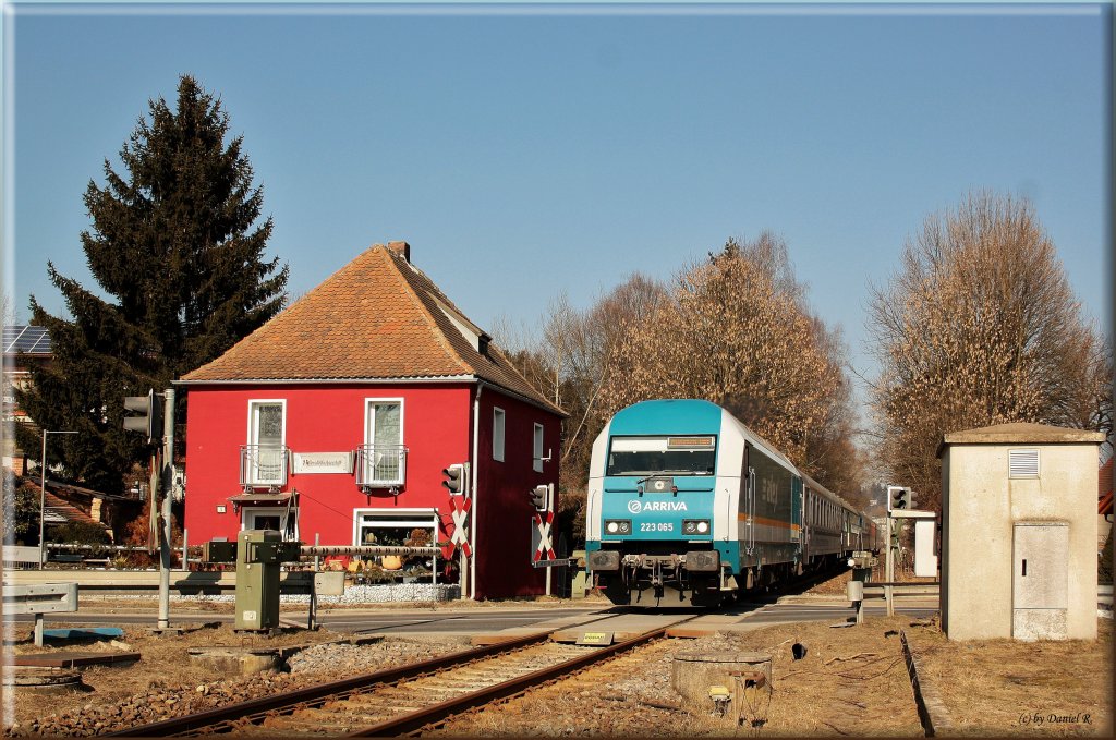 223 065 mit ALX nach Schwandorf am 26.02.2011 am B mit dem schicken Grtnerhuschen in Furth im Wald. 