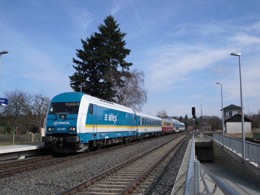 223 065 mit dem ALX von M�nchen nach Hof, hier bei der Durchfahrt in Pechbrunn am 23.03.11.