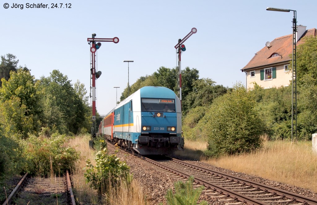 223 066 fhrt am 24.7.12 mit dem Alex nach Prag durch den Bahnhof Hiltersdorf. Es war die letzte Fahrplanperiode fr den Alex zwischen Nrnberg und Schwandorf.