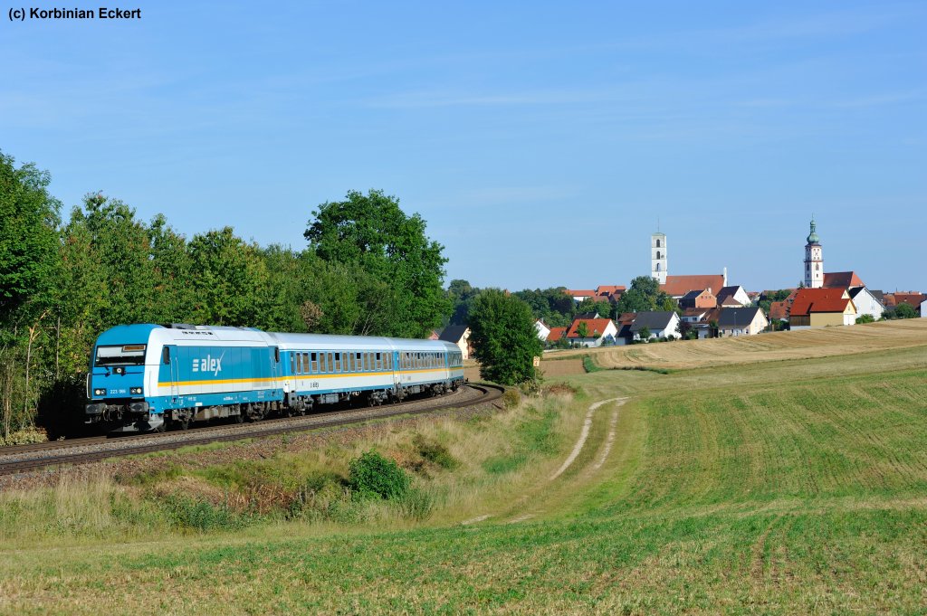 223 066 mit ALX 354 von Praha hl.n. nach Nrnberg Hbf beim Kirchenblick in Sulzbach-Rosenberg, 18.08.2012