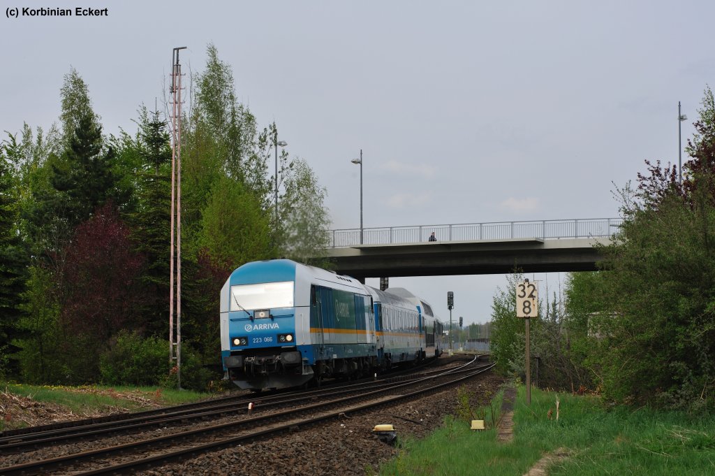 223 066 mit dem ALX 84115 nach Mnchen Hbf kurz nach Wiesau (Oberpf), 28.04.2011