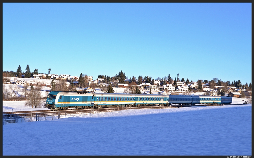 223 067 fhrt gerade nach Sonnenaufgang durch das Allgu.
Fotografiert am 23. Januar 2013