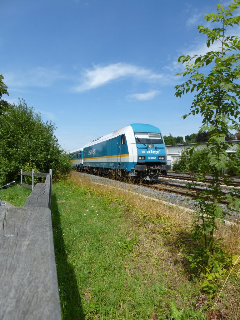 223 067 fhrt hier auf der KBS 850 mit dem ALX84115 von Hof Hbf nach Mnchen Hbf kurz nach dem Bahnhof von Oberkotzau.

07.08.2013.