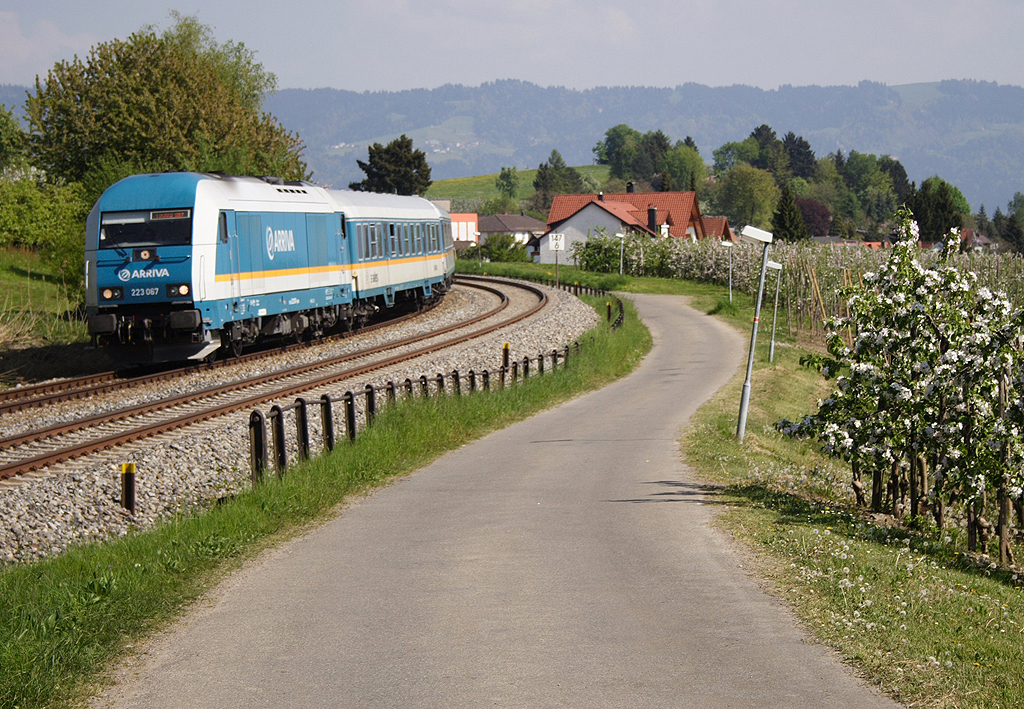 223 067 wird mit ihrem ALEX in Krze im Zielbahnhof Lindau einlaufen, bei Schnau, 22.04.11