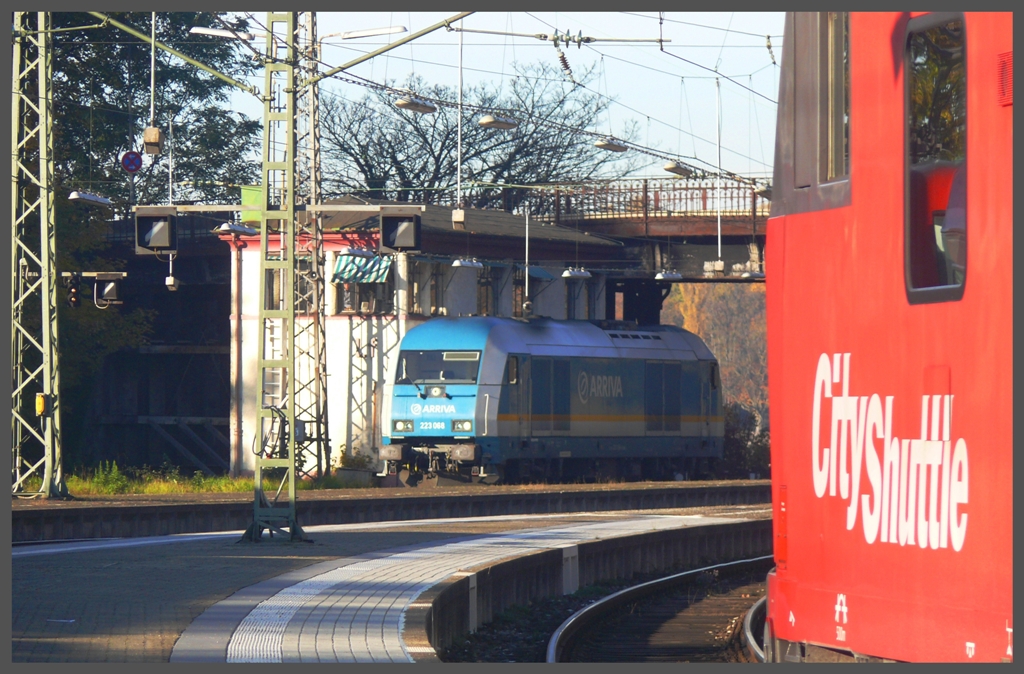 223 068 setzt in Lindau um, whrend ein CityShuttle nach Bludenz auf die Abfahrt wartet. (29.10.2010)