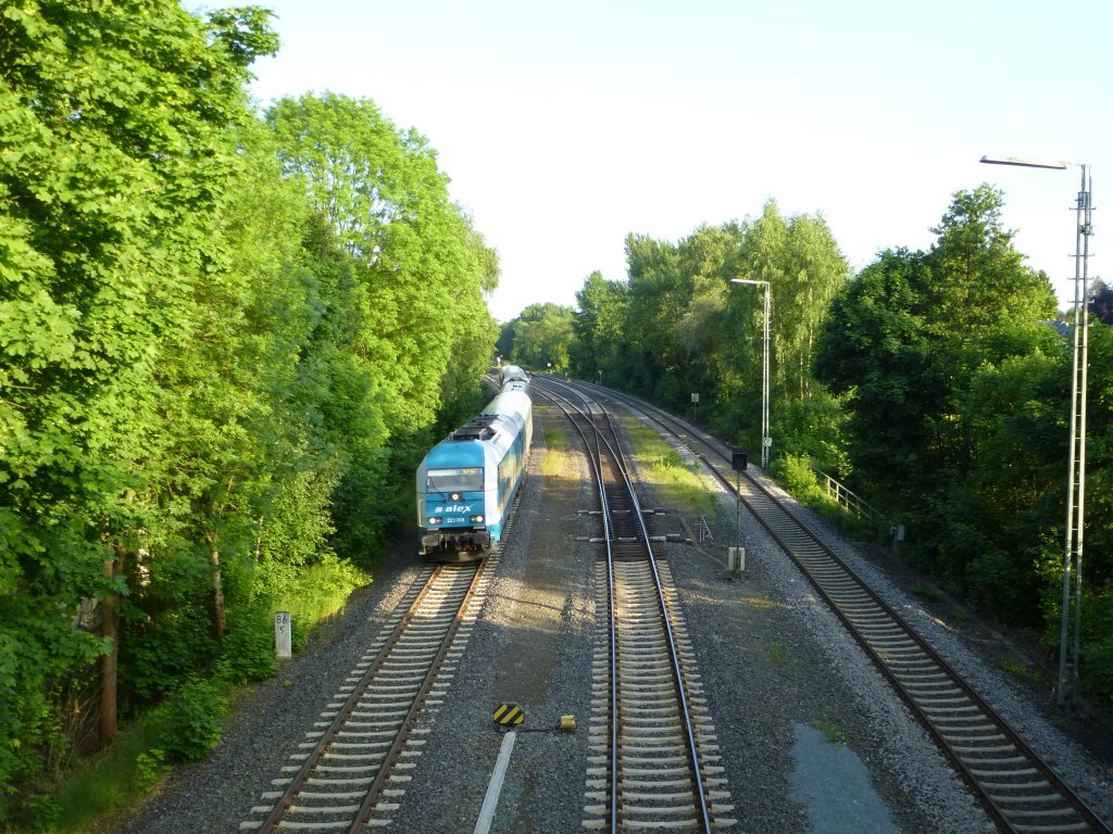 223 069 fhrt hier mit dem ALX84112 von Mnchen nach Hof, hier kurz vor dem Bahnhof von Oberkotzau.
Aufgenommen am 13.Juni 2013.