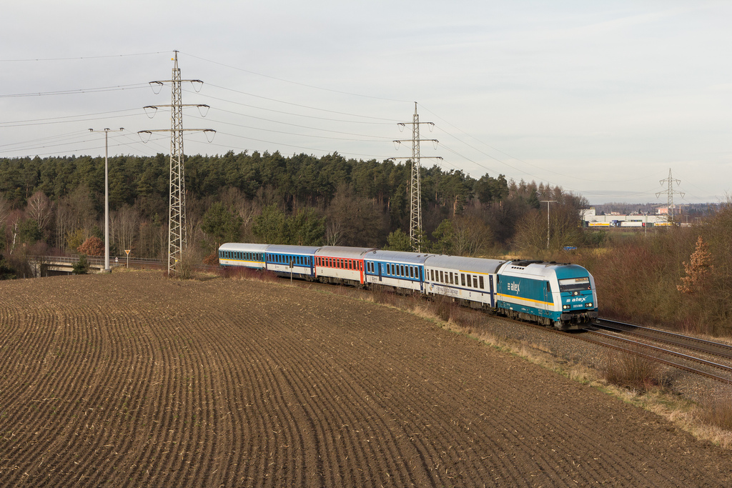 223 069 hatte am 31.12.12 den EX/ALX 354 (Prag-Mnchen) bei Ponholz am Haken.
Interessant auch der Wagen an 2. Stelle.Hierbei handelt es sich um einen Bbdgmee.Die Wagen sind erst seit kurzem im Einsatz und verfgen ber Klimaanlage,ist behindertengerecht ausgestattet,hat Abstellmglichkeiten fr Fahrrder usw.