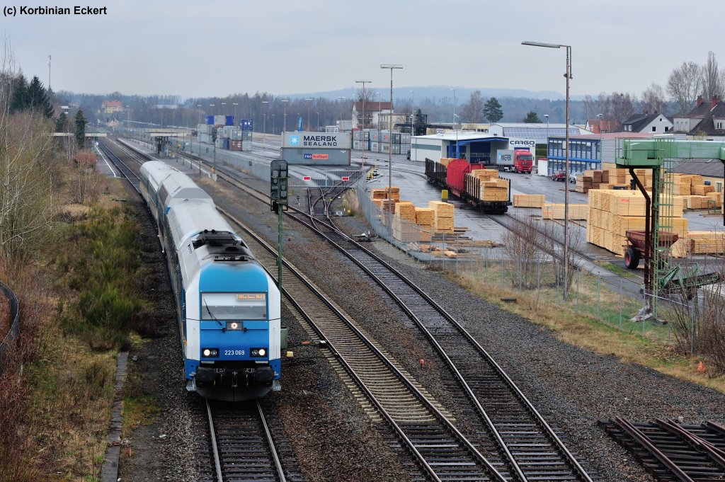 223 069 mit ALX 84111 von Hof Hbf nach Mnchen Hbf bei der Ausfahrt aus Wiesau (Oberpf), 11.04.2012