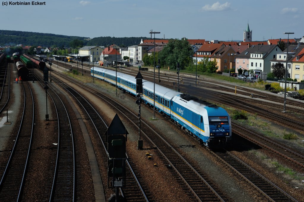 223 069 mit dem ALX 84115 nach Mnchen Hbf bei der Ausfahrt in Schwandorf, 21.08.2012