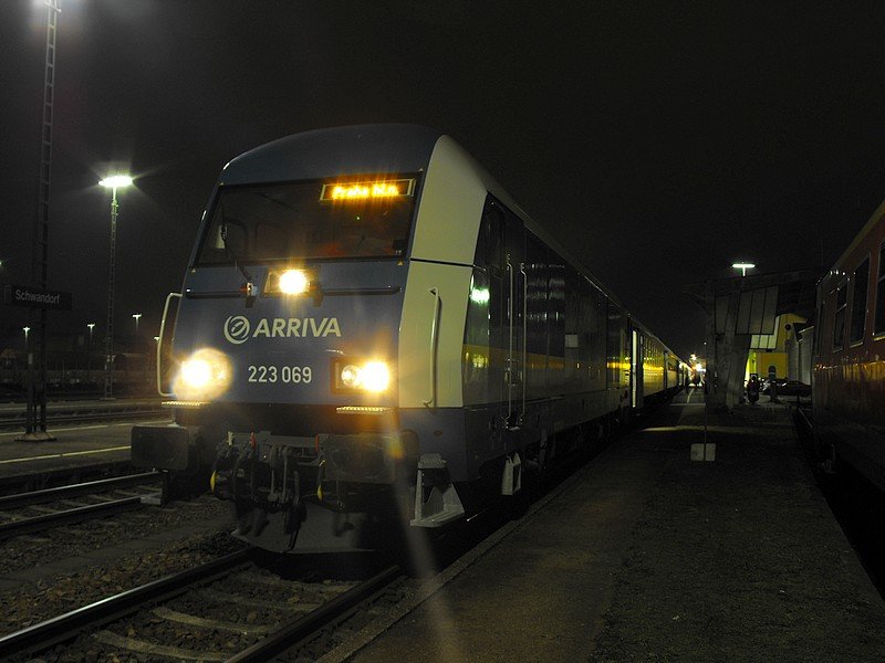 223-069 mit dem  Prager  (Mnchen-Prag) kurz vor der Abfahrt.(Schwandorf,27.10.2009)
