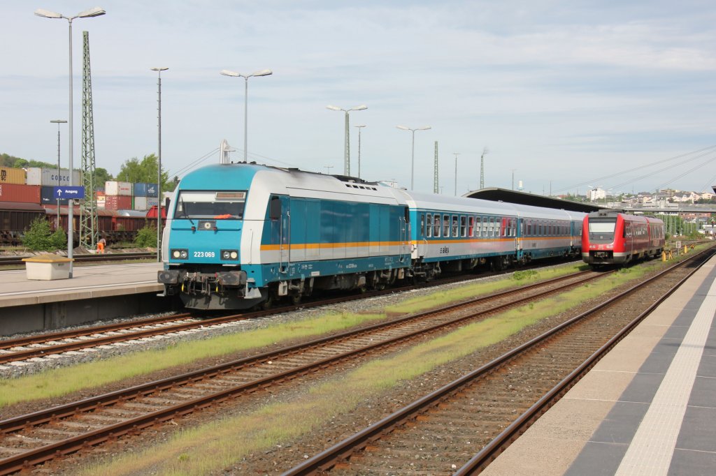 223 069 verlsst am 11.02.2012 den Hofer Hauptbahnhof mit Ziel Mnchen(Hbf.). 
