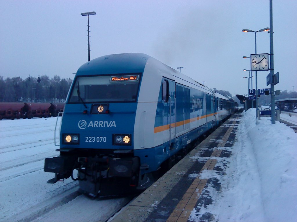 223 070 mit dem ALX 87009 von Hof nach Mnchen. Hier bei der Ausfahrt in Marktredwitz, am 17.02.10