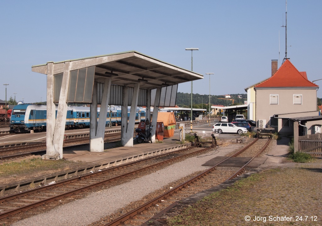 223 071 mit dem Alex nach M�nchen in Schwandorf ab. Im Vordergrund sieht man die Abstellanlage s�dlich vom Empfangsgeb�ude. 
