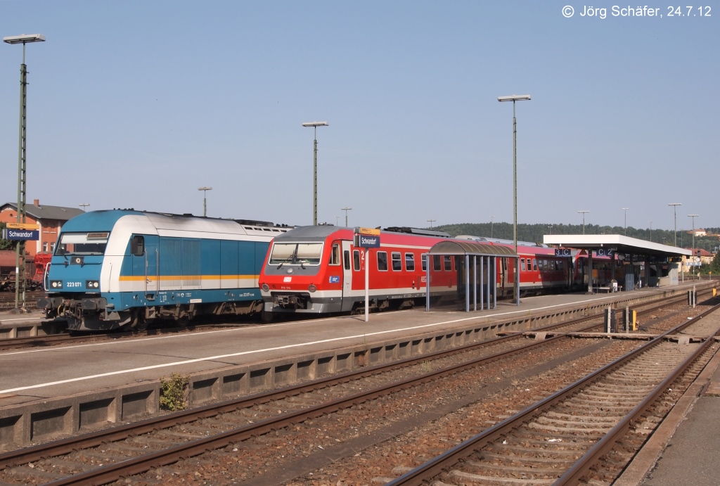 223 071 mit dem Alex nach M�nchen und 610 014 als RE aus N�rnberg treffen sich am 24.7.12 in Schwandorf. 