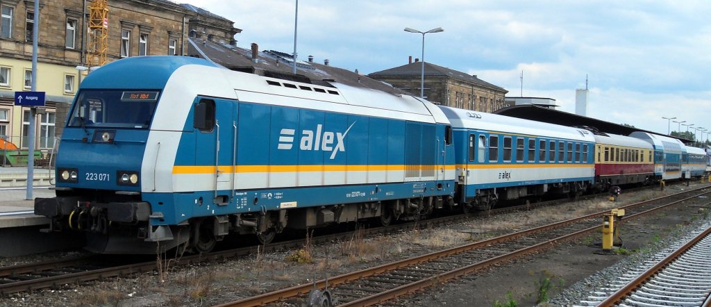 223 071 vor ALX 84121 am 30.8.2010 in Hof Hbf