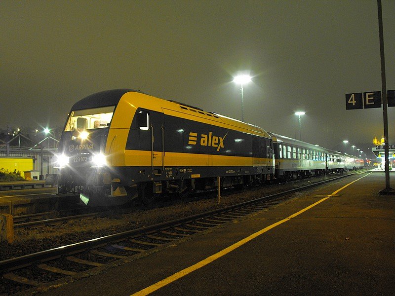 223-072 am Alex von Mnchen nach Hof bei einem kurzen Halt in Schwandorf.(27.10.2009)