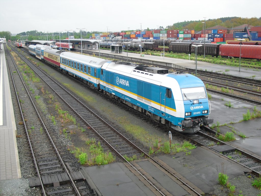 223 072 mit dem ALX 87006 aus M�nchen. Hier bei der Ankunft in Hof Hbf, am 28.05.10. Foto machte ich von Dder Fu�g�ngerbr�cke!