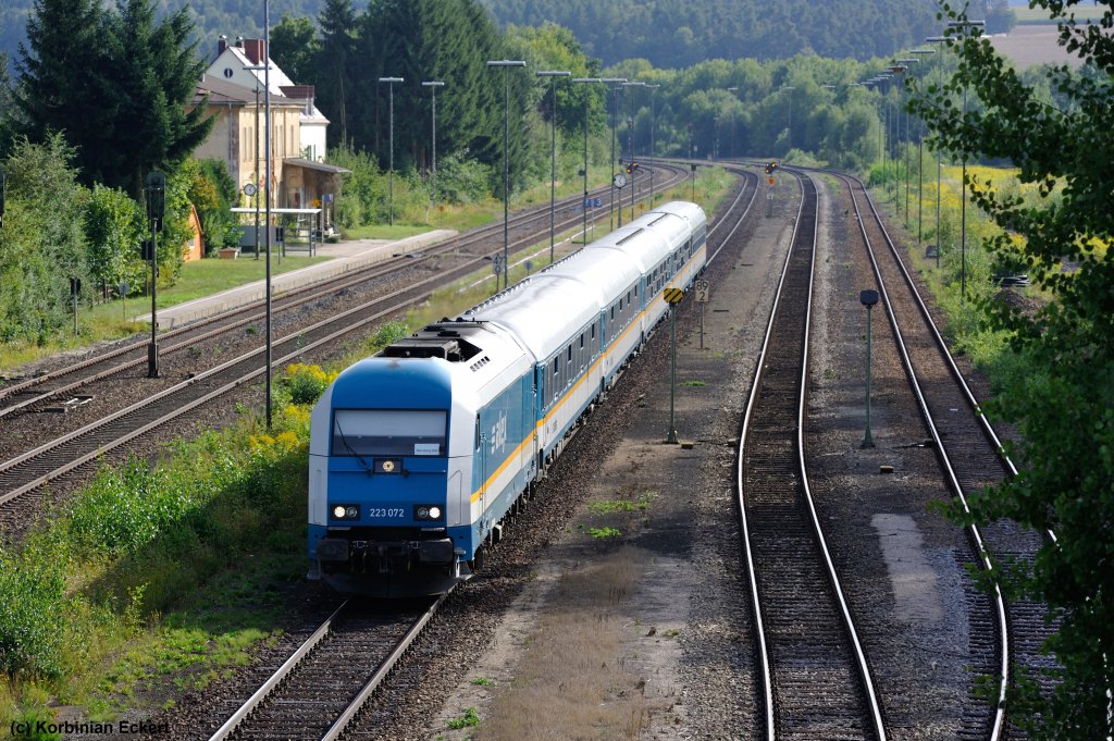 223 072 mit dem ALX 354 von Praha hl.n. nach Nrnberg Hbf bei der Durchfahrt in Irrenlohe, 21.08.2012