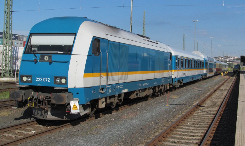 223 072 steht am 16. Juni 2012 mit einem Alex im Hofer Hbf abgestellt.