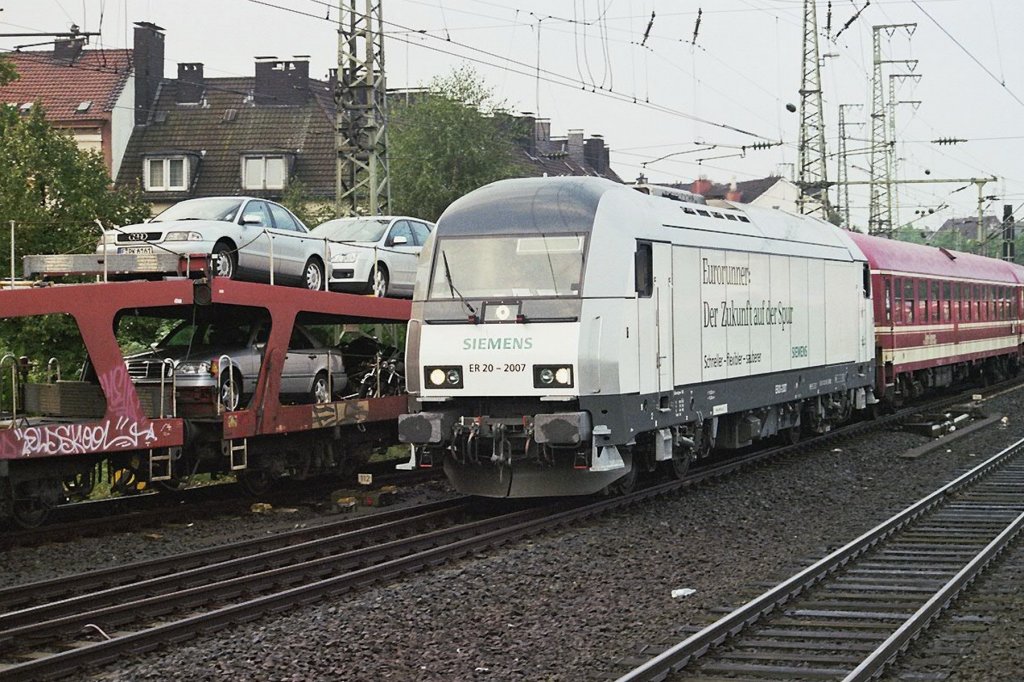 223 081-1 am 12.09.08 mit einem Suferzug bein der Einfahrt in Dsseldorf Hbf. Die Lok war zu diesem Zeitpunkt an die WLE vermietet.