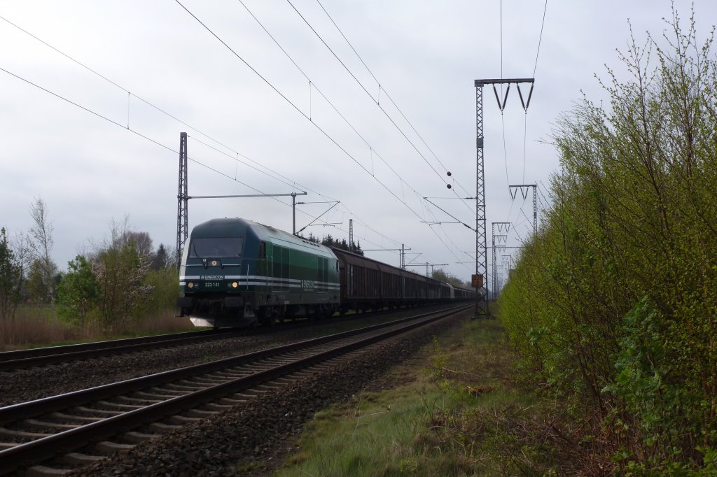 223 141 von Enercon am 28.04.2012 mit einem G�terzug durch den alten Bahnhof Neermoor.