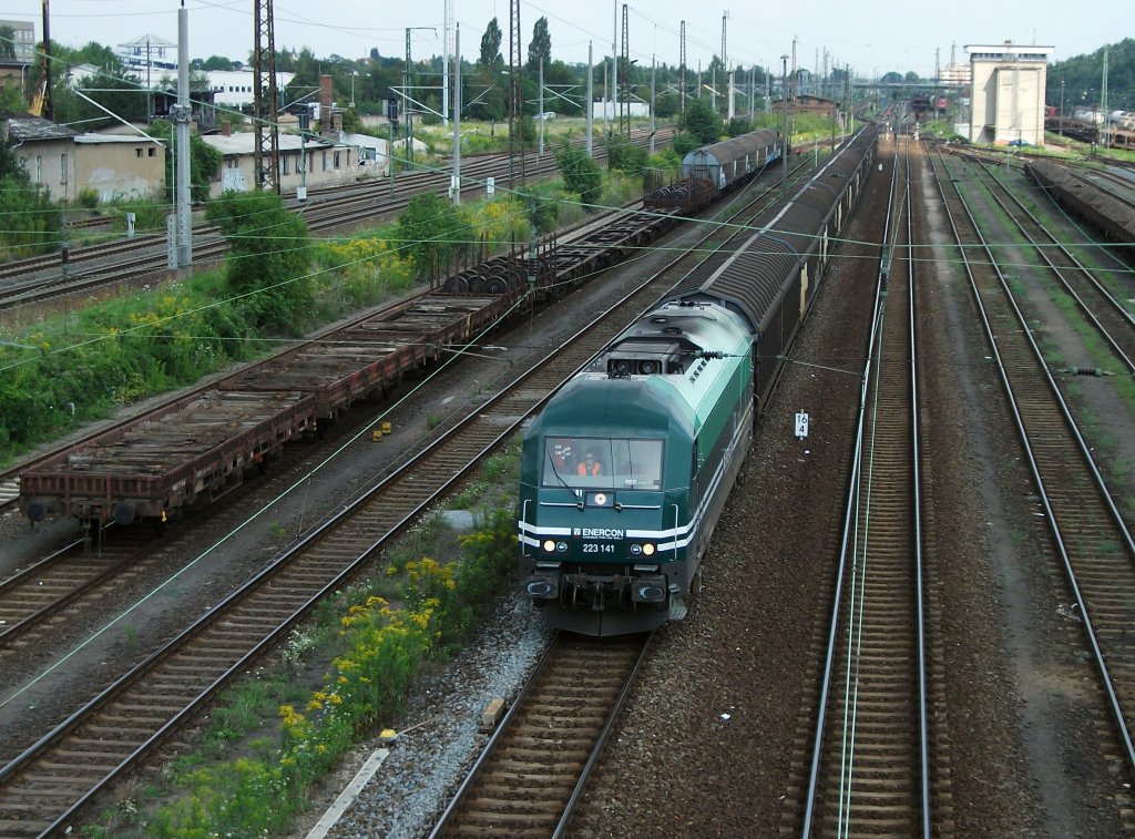 223 141 im ENERCON-Design durchfhrt am 27.Juli 2011 mit einem H-Wagenzug den Gterbahnhof Engelsdorf Richtung Schnefeld.