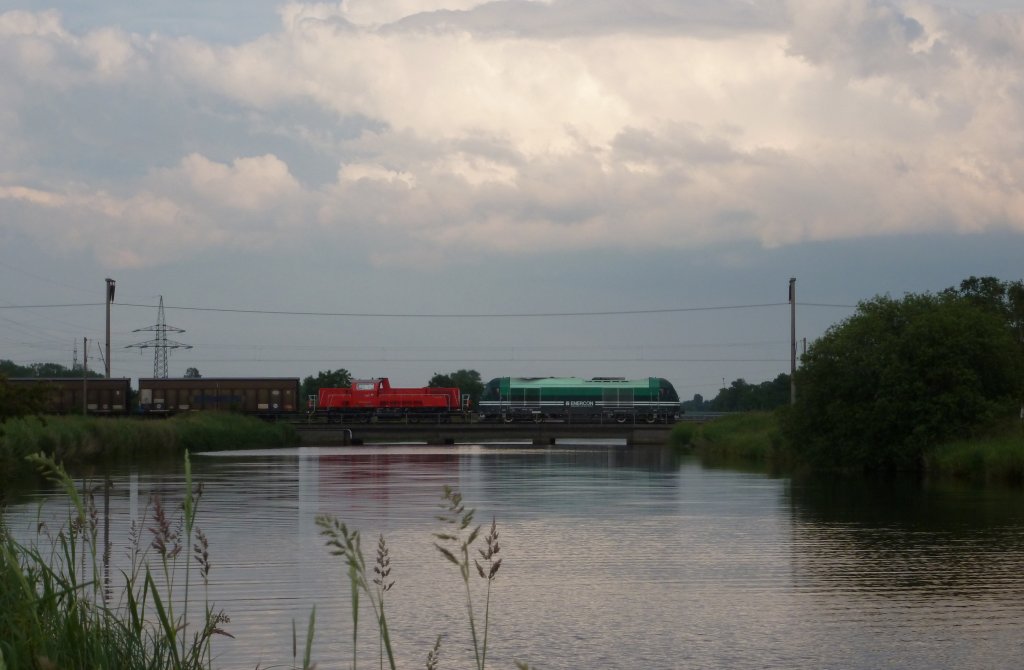 223 141 von Enercon zog am 16.06.2012 den Enercon-Zug von Emden. Sie hatte noch eine Gravita im Schlepp.