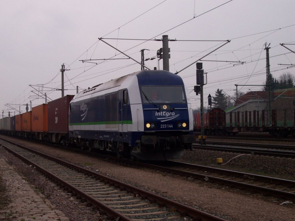 223 144 Integro ist am 04.04.2012 gerade mit Containerzug in Werdau angekommen und wird dort die nchsten drei Stunden verweilen.