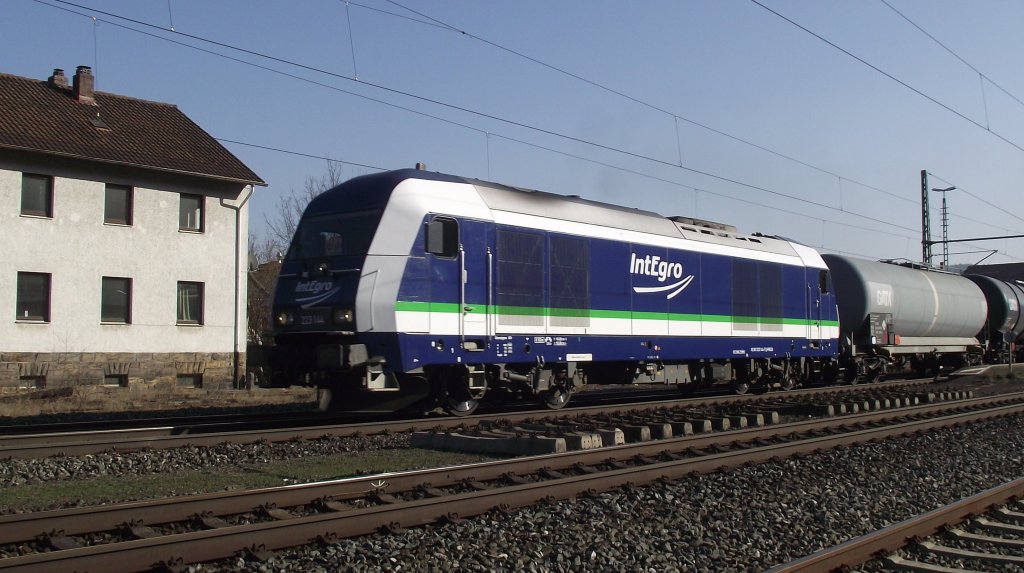 223 144 von IntEgro durchfhrt am 16. Mrz 2012 mit einem Kesselwagenzug den Kronacher Bahnhof.