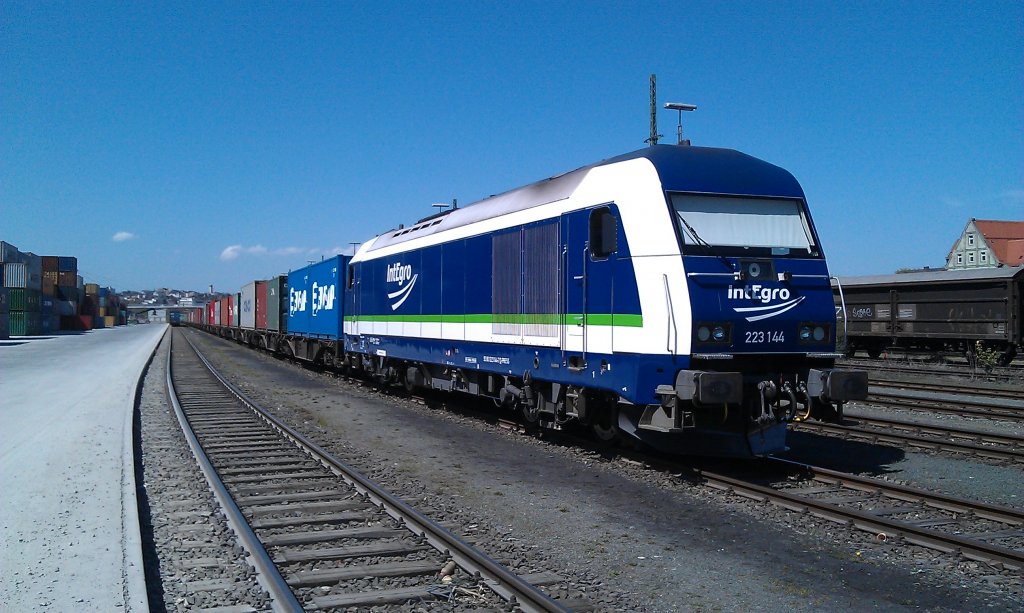 223 144  intEgro  steht am 28.04.2012 mit einem Containerzug in Hof abgestellt. 