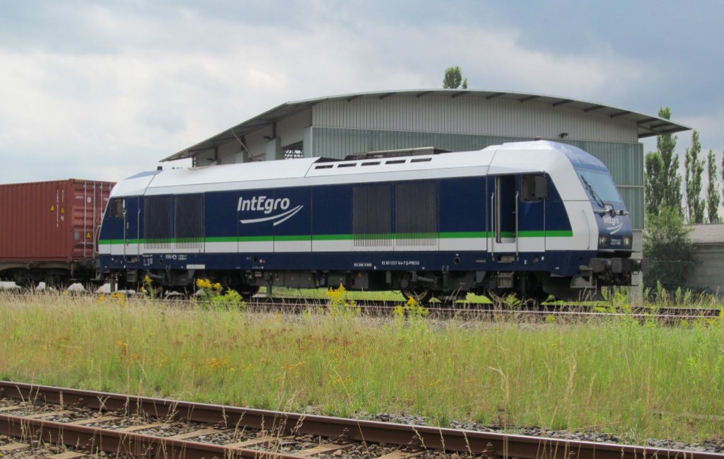 223 144 von IntEgro steht am 10. August 2012 mit dem vorerst letzten Containerzug von Sonneberg-Ost nach Hof am Containerterminal in Sonneberg-Ost. Der Verkehr wird nun per LKW abgewickelt.
